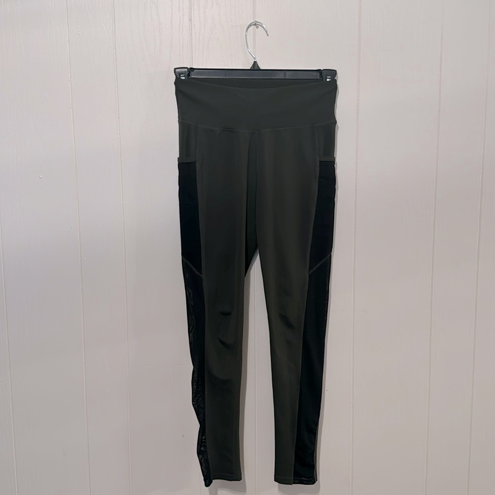 Medium Olive green legging with black mesh sides and pockets